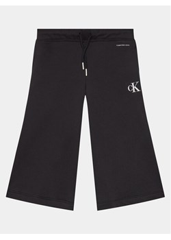 Calvin Klein Jeans Spodnie dresowe Logo IG0IG02449 Czarny Relaxed Fit ze sklepu MODIVO w kategorii Spodnie dziewczęce - zdjęcie 182640319