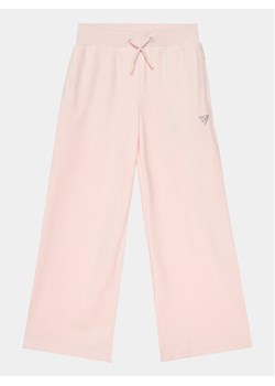 Guess Spodnie dresowe J4RQ16 KBXI2 Różowy Wide Leg ze sklepu MODIVO w kategorii Spodnie dziewczęce - zdjęcie 182640545