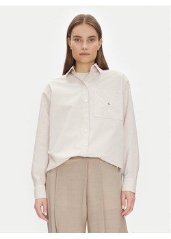 Calvin Klein Jeans Koszula J20J224436 Beżowy Relaxed Fit ze sklepu MODIVO w kategorii Koszule damskie - zdjęcie 182640596