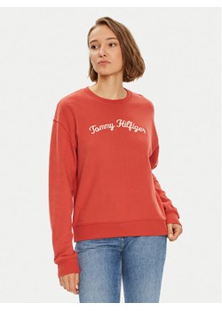 Tommy Hilfiger Bluza Modern Script WW0WW42615 Czerwony Regular Fit ze sklepu MODIVO w kategorii Bluzy damskie - zdjęcie 182640815