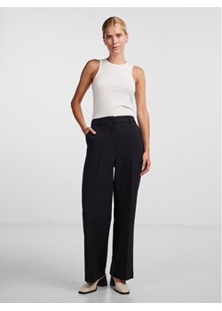 YAS Spodnie materiałowe 26030711 Czarny Regular Fit ze sklepu MODIVO w kategorii Spodnie damskie - zdjęcie 182640886