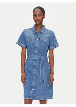 Tommy Hilfiger Sukienka jeansowa WW0WW44380 Niebieski Regular Fit ze sklepu MODIVO w kategorii Sukienki - zdjęcie 182641277