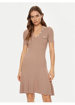 Guess Sukienka dzianinowa W5RK18 Z2U00 Beżowy Regular Fit - id: 0000304595943 - marki Guess - 182641467 Guess Sukienka dzianinowa W5RK18 Z2U00 Beżowy Regular Fit ze sklepu MODIVO w kategorii Sukienki - zdjęcie 182641467