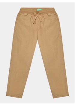 United Colors Of Benetton Joggery 4TV6GE00J Beżowy Relaxed Fit ze sklepu MODIVO w kategorii Spodnie chłopięce - zdjęcie 182641769