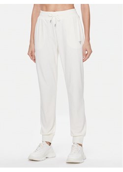 Guess Spodnie dresowe V3BB27 KBXI2 Écru Regular Fit ze sklepu MODIVO w kategorii Spodnie damskie - zdjęcie 182641896