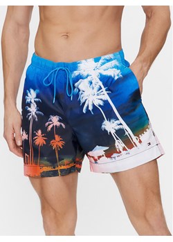 Tommy Hilfiger Szorty kąpielowe Photoprint UM0UM03295 Kolorowy Regular Fit ze sklepu MODIVO w kategorii Kąpielówki - zdjęcie 182641925