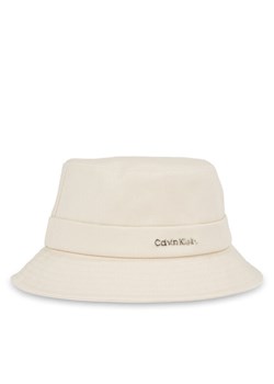 Calvin Klein Kapelusz Back Tie Bucket K60K613161 Écru ze sklepu MODIVO w kategorii Kapelusze damskie - zdjęcie 182641937