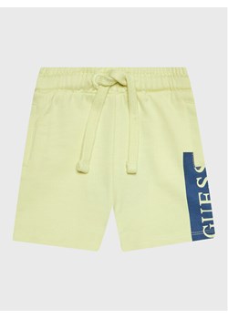 Guess Szorty sportowe N3GD03 KA6R0 Żółty Relaxed Fit ze sklepu MODIVO w kategorii Spodenki chłopięce - zdjęcie 182642649