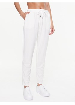 Liu Jo Sport Spodnie dresowe TA3152 J5942 Beżowy Regular Fit ze sklepu MODIVO w kategorii Spodnie damskie - zdjęcie 182642859