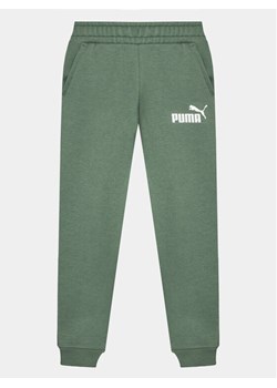 Puma Spodnie dresowe Ess Logo 586973 Zielony Regular Fit ze sklepu MODIVO w kategorii Spodnie chłopięce - zdjęcie 182643425