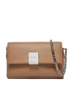 Calvin Klein Torebka Ck Plaque Sm Crossbody W/Chain K60K612785 Brązowy ze sklepu MODIVO w kategorii Listonoszki - zdjęcie 182643567