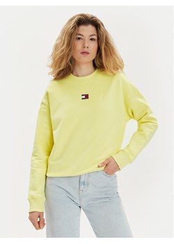 Tommy Jeans Bluza Badge DW0DW17325 Żółty Regular Fit ze sklepu MODIVO w kategorii Bluzy damskie - zdjęcie 182644729