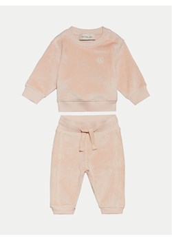 Calvin Klein Jeans Dres IN0IN00236 Różowy Regular Fit ze sklepu MODIVO w kategorii Dresy dla niemowlaka - zdjęcie 182644859