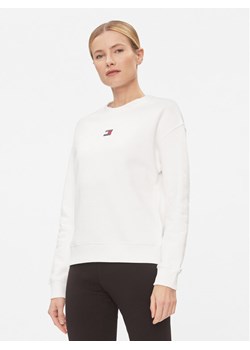 Tommy Jeans Bluza Badge DW0DW17325 Biały Boxy Fit ze sklepu MODIVO w kategorii Bluzy damskie - zdjęcie 182644957