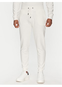 Guess Spodnie dresowe Z2YB22 KAIJ1 Biały Regular Fit ze sklepu MODIVO w kategorii Spodnie męskie - zdjęcie 182644965