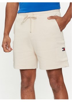 Tommy Jeans Szorty sportowe Badge DM0DM18479 Beżowy Regular Fit ze sklepu MODIVO w kategorii Spodenki męskie - zdjęcie 182645896