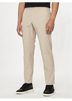 Guess Spodnie materiałowe M4YB01 WG9Z2 Beżowy Slim Fit ze sklepu MODIVO w kategorii Spodnie męskie - zdjęcie 182646006