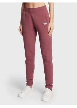 The North Face Spodnie dresowe W Nse NF0A55GS Bordowy Slim Fit ze sklepu MODIVO w kategorii Spodnie damskie - zdjęcie 182646469