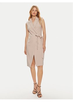 Imperial Sukienka koktajlowa ADOFHJZ Beżowy Slim Fit ze sklepu MODIVO w kategorii Sukienki - zdjęcie 182646486