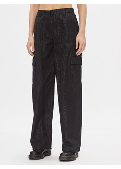 Calvin Klein Jeans Spodnie materiałowe Loose Logo Aop Cargo Pant J20J222596 Czarny Regular Fit ze sklepu MODIVO w kategorii Spodnie damskie - zdjęcie 182646535