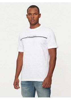 Calvin Klein T-Shirt K10K113802 Biały Regular Fit ze sklepu MODIVO w kategorii T-shirty męskie - zdjęcie 182646637