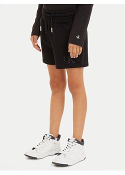 Calvin Klein Jeans Szorty sportowe Iridescent IG0IG02452 Czarny Regular Fit ze sklepu MODIVO w kategorii Spodenki chłopięce - zdjęcie 182648078