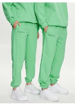 Pangaia Spodnie dresowe Archive 365 Heavyweight Zielony Loose Fit ze sklepu MODIVO w kategorii Spodnie męskie - zdjęcie 182648327