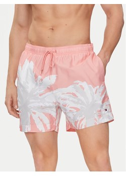 Tommy Hilfiger Szorty kąpielowe UM0UM03298 Różowy Regular Fit ze sklepu MODIVO w kategorii Kąpielówki - zdjęcie 182648699