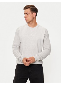 Calvin Klein Jeans Sweter Monologo J30J325671 Szary Regular Fit ze sklepu MODIVO w kategorii Swetry męskie - zdjęcie 182649705