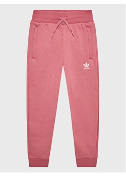 adidas Spodnie dresowe IC6136 Różowy Regular Fit ze sklepu MODIVO w kategorii Spodnie dziewczęce - zdjęcie 182649757