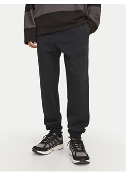 Jack&Jones Spodnie dresowe Gordon 12258477 Czarny Regular Fit ze sklepu MODIVO w kategorii Spodnie męskie - zdjęcie 182649867