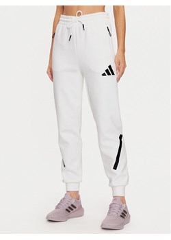 adidas Spodnie dresowe Z.N.E. JE7843 Biały Regular Fit ze sklepu MODIVO w kategorii Spodnie damskie - zdjęcie 182649899
