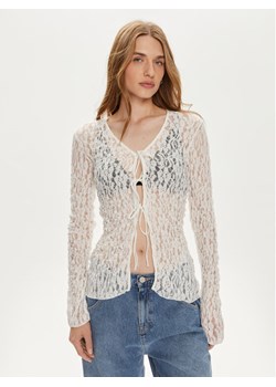 Gina Tricot Bluzka 24084 Biały Regular Fit ze sklepu MODIVO w kategorii Bluzki damskie - zdjęcie 182650148