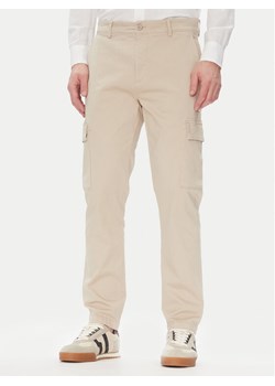 Pepe Jeans Spodnie materiałowe PM211907 Beżowy Slim Fit ze sklepu MODIVO w kategorii Spodnie męskie - zdjęcie 182650386
