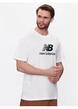 New Balance T-Shirt Essentials Stacked Logo MT31541 Biały Relaxed Fit ze sklepu MODIVO w kategorii T-shirty męskie - zdjęcie 182650458