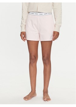 Guess Szorty sportowe O4GD02 KBS91 Różowy Regular Fit ze sklepu MODIVO w kategorii Szorty - zdjęcie 182650637