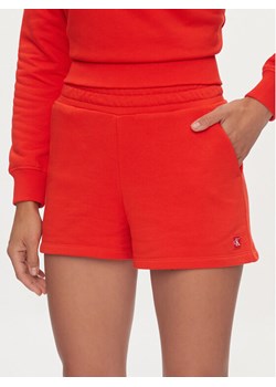 Calvin Klein Jeans Szorty sportowe Embro Badge J20J223418 Czerwony Regular Fit ze sklepu MODIVO w kategorii Szorty - zdjęcie 182651497