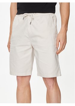 Guess Szorty materiałowe Mick M4GD02 WFBXA Écru Regular Fit ze sklepu MODIVO w kategorii Spodenki męskie - zdjęcie 182652076