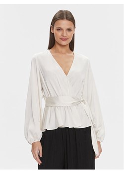 Guess Bluzka Juley W4RH68 WEFC2 Biały Regular Fit - id: 0000303397647 - marki Guess - 182652977 Guess Bluzka Juley W4RH68 WEFC2 Biały Regular Fit ze sklepu MODIVO w kategorii Bluzki damskie - zdjęcie 182652977