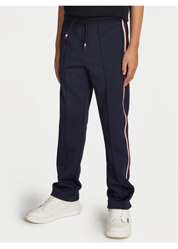 Tommy Hilfiger Spodnie dresowe Global Stripe KB0KB09383 Granatowy Regular Fit ze sklepu MODIVO w kategorii Spodnie chłopięce - zdjęcie 182653378