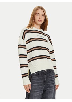 Guess Jeans Sweter W4BR09 Z3HM1 Biały Regular Fit ze sklepu MODIVO w kategorii Swetry damskie - zdjęcie 182653617