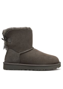 Ugg Śniegowce W Mini Bailey Bow II 1016501 Szary ze sklepu MODIVO w kategorii Śniegowce damskie - zdjęcie 182654205