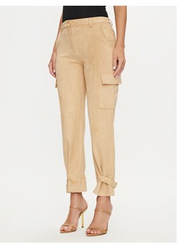 Guess Spodnie materiałowe New Marzia W4YB08 WE0L0 Beżowy Relaxed Fit ze sklepu MODIVO w kategorii Spodnie damskie - zdjęcie 182654389
