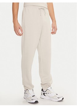 Champion Spodnie dresowe 220424 Écru Regular Fit ze sklepu MODIVO w kategorii Spodnie męskie - zdjęcie 182655018