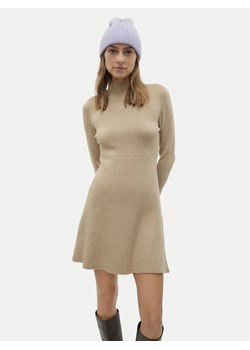Vero Moda Sukienka dzianinowa Gold 10311379 Brązowy Regular Fit ze sklepu MODIVO w kategorii Sukienki - zdjęcie 182655166