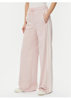 Guess Spodnie dresowe V5RB03 KCO90 Różowy Regular Fit ze sklepu MODIVO w kategorii Spodnie damskie - zdjęcie 182655178