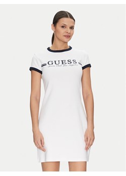 Guess Sukienka codzienna V5GK02 KCQX1 Biały Slim Fit ze sklepu MODIVO w kategorii Sukienki - zdjęcie 182655398