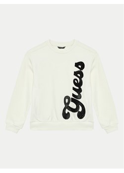 Guess Bluza L4BQ08 KAD73 Écru Regular Fit ze sklepu MODIVO w kategorii Bluzy chłopięce - zdjęcie 182655986