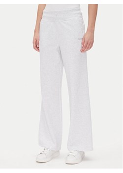 DKNY Spodnie dresowe DP5P3601 Biały Regular Fit ze sklepu MODIVO w kategorii Spodnie damskie - zdjęcie 182656029