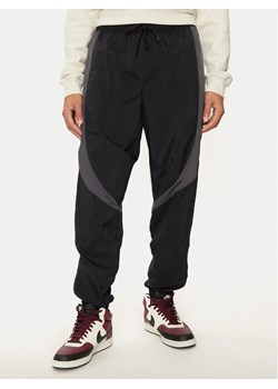 Nike Spodnie dresowe FN5850 Czarny Regular Fit ze sklepu MODIVO w kategorii Spodnie męskie - zdjęcie 182656208